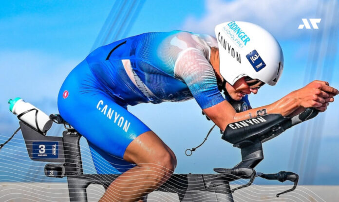 Rico Bogen na rowerze podczas wyścigu triathlonowego, przed debiutem na pełnym dystansie w Challenge Roth