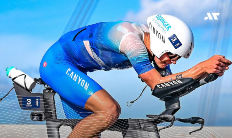 Rico Bogen na rowerze podczas wyścigu triathlonowego, przed debiutem na pełnym dystansie w Challenge Roth