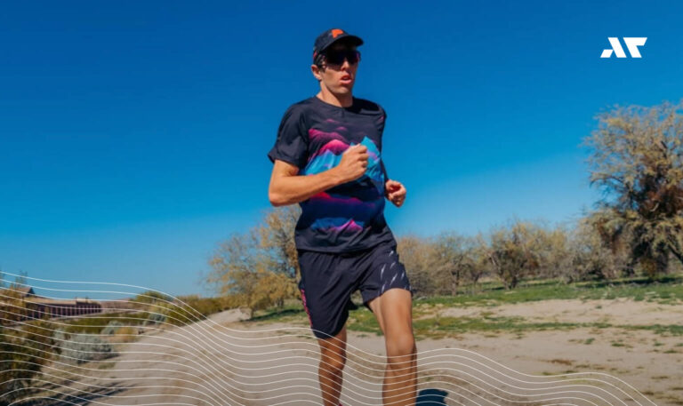 Sam Long podczas treningu biegowego w trakcie przygotowań do sezonu triathlonowego