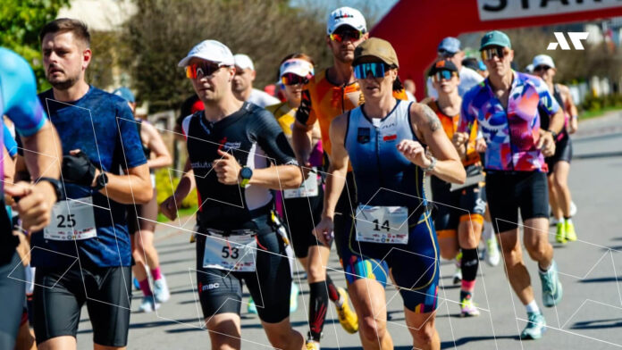 Zawodnicy triathlonu Age-Group podczas biegu na zawodach kwalifikacyjnych do mistrzostw Europy i świata