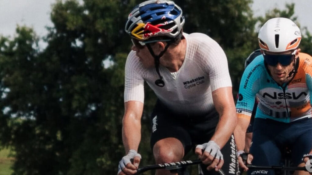 Triathloniści jadący na rowerach podczas wyścigu triathlonowego, zawodnik atakuje z przodu na etapie kolarskim
