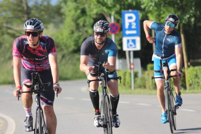 zawodnicy triathlonu podczas etapu kolarskiego na zawodach docelowych