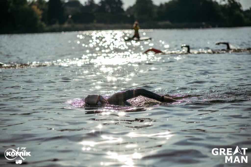Zawodnicy podczas etapu pływackiego zawodów triathlonowych GREATMAN